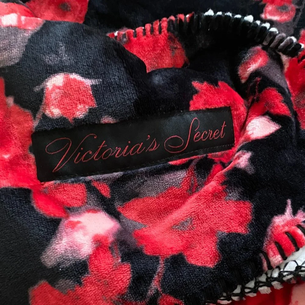 Victoria’s Secret Bold Black & Crimson Floral Sherpa Throw Blanket *RARE*